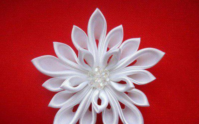 Beautiful kanzashi snowflake: how to make a beginner