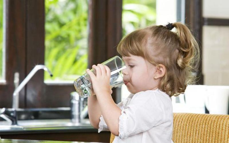How should you drink water correctly and what are the benefits of it?